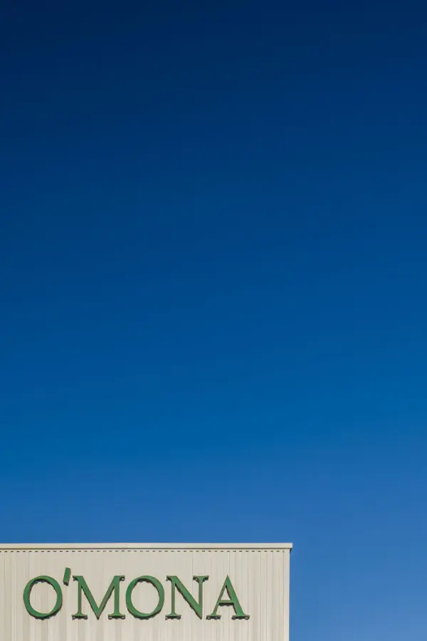 파란 하늘과 화이트 외벽의 미니멀 사인 디테일